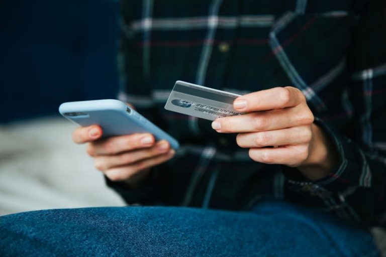 ¿Cómo resguardar tu empresa contra fraudes digitales? Cinco tácticas esenciales para emprendedores.