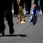 Ventas minoristas en Estados Unidos suben en julio por autos y e-commerce