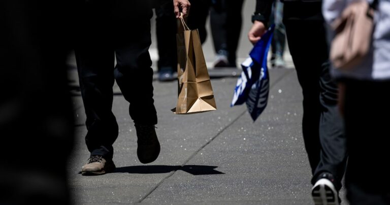 Ventas minoristas en Estados Unidos suben en julio por autos y e-commerce