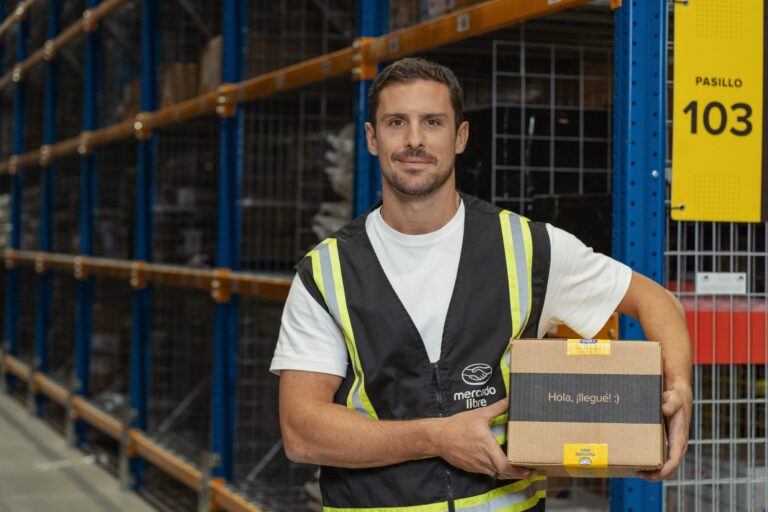 Mercado Libre presenta su primer centro de logística y distribución en Perú.