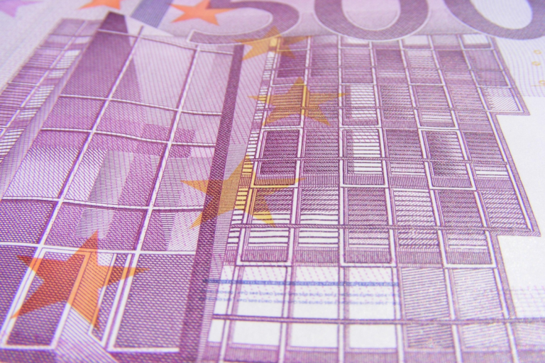 Cimpress plc (IE00B5805590): ¿Es su modelo descentralizado la clave para su crecimiento futuro?